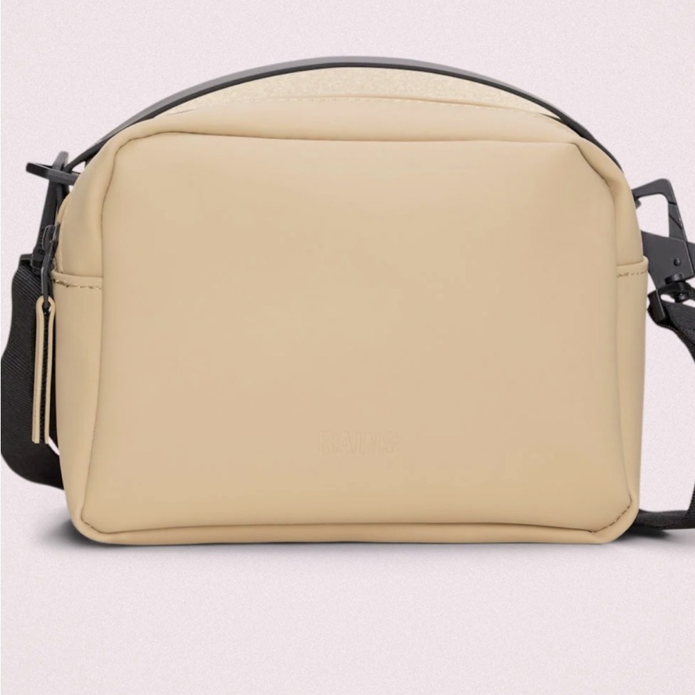 NWT. RAINS “THE BOX BAG” , CROSSBODY PURSE